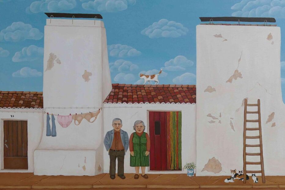 Casal de idosos com gatos à porta de casa