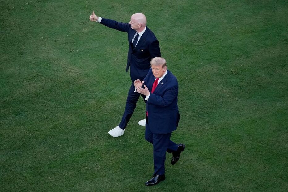 Trump entrega troféu à seleção espanhola 