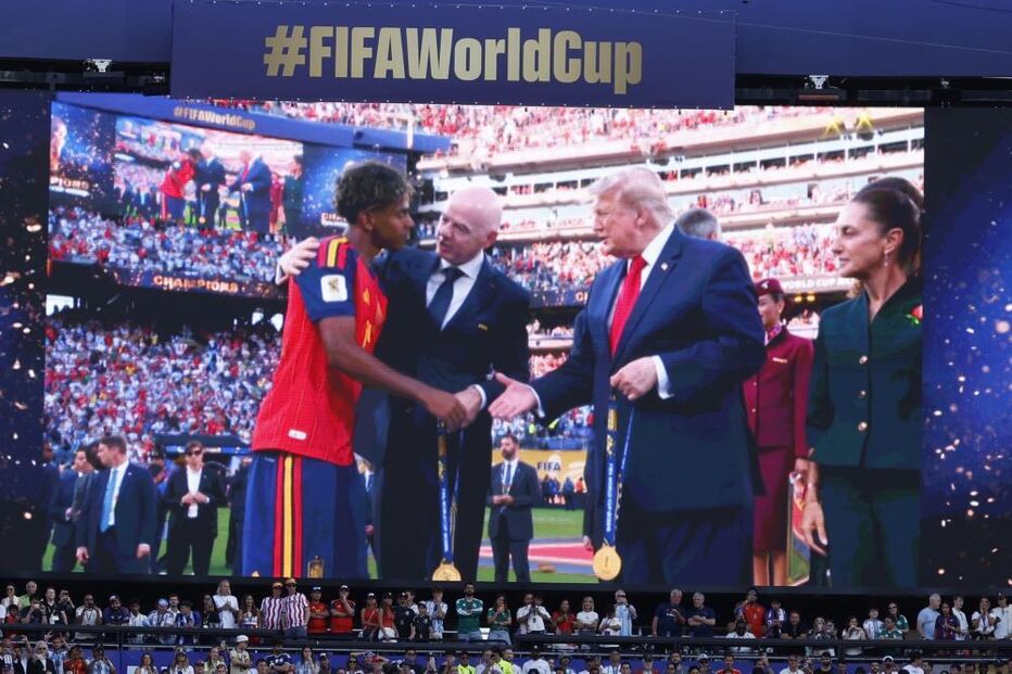 Trump entrega troféu à seleção espanhola 