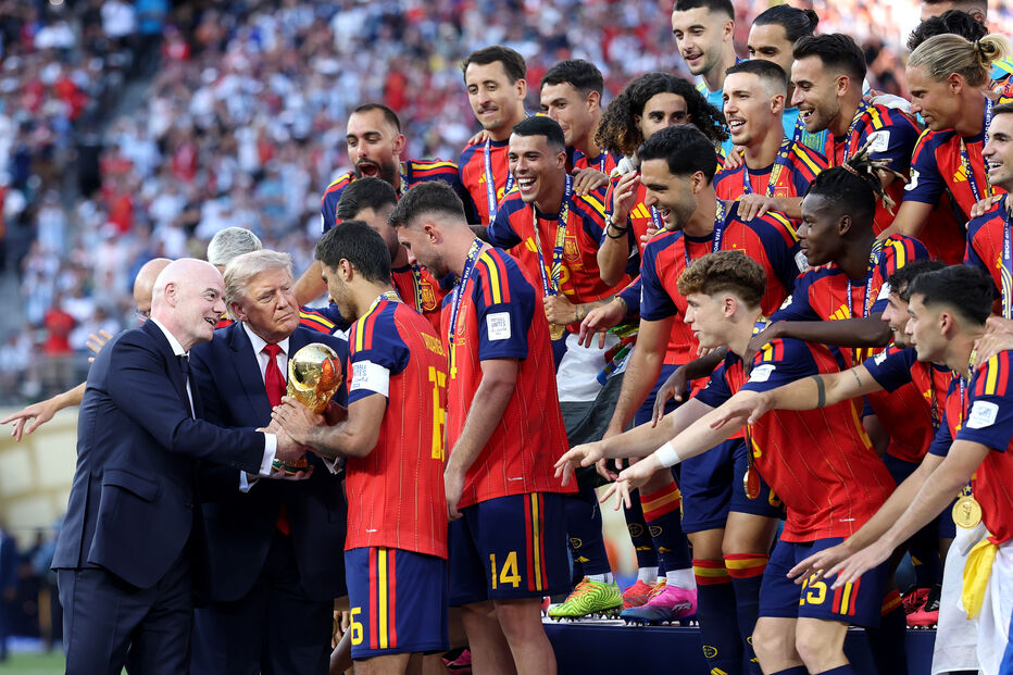 Trump entrega troféu à seleção espanhola 