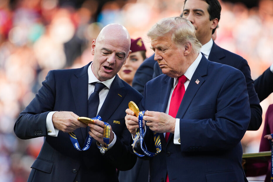 Trump entrega troféu à seleção espanhola 
