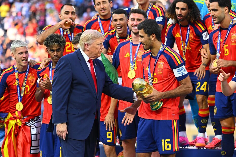 Trump entrega troféu à seleção espanhola 