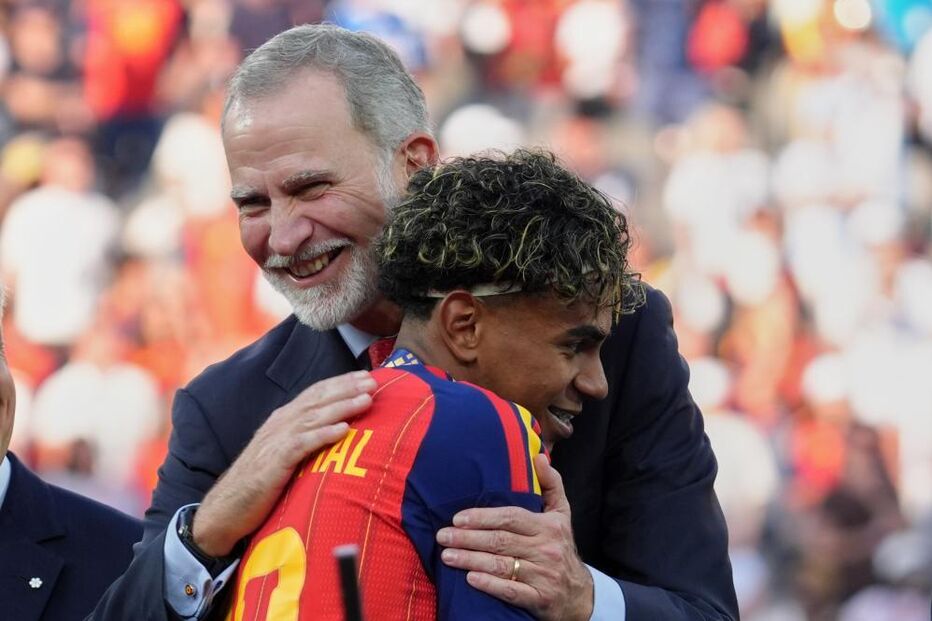 Rei Felipe VI e Lamine Yamal após conquista do Mundial