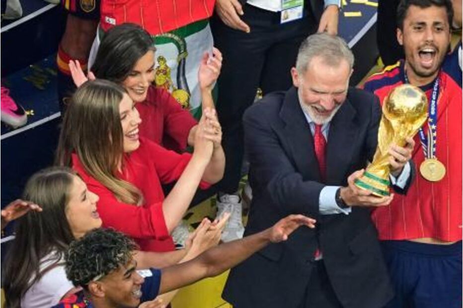 Felipe VI, Letizia, Leonor e Sofia após conquista do Mundial