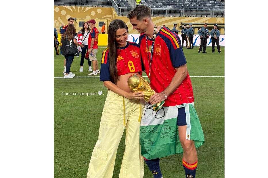 Casal celebra a vitória na Taça do Mundo FIFA 2026 com troféu