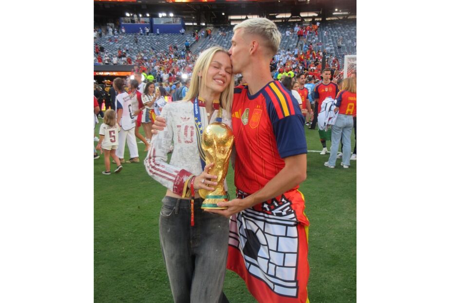 Homem beija mulher que segura troféu da Copa do Mundo FIFA 2026 em Espanha