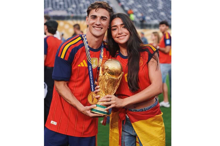 Jovem casal celebra a vitória com troféu da FIFA