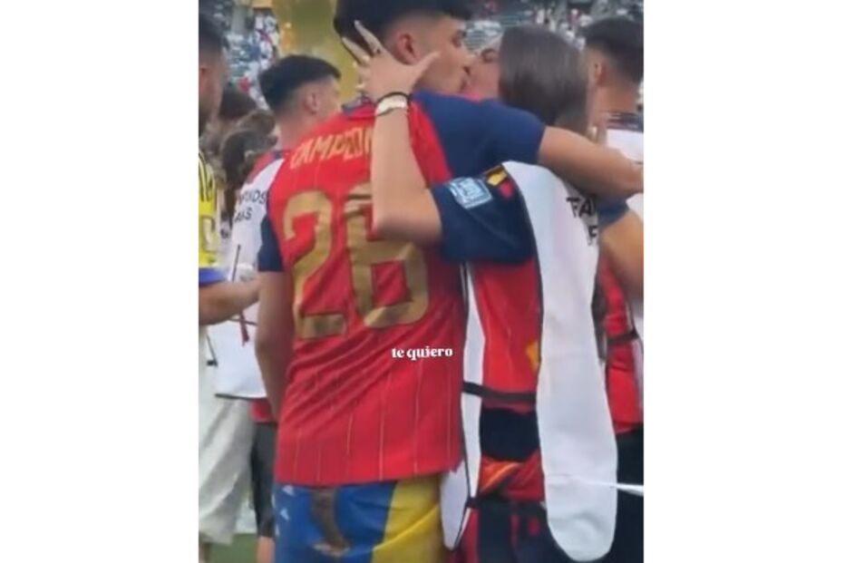 Jogador de futebol beija a namorada, com a mensagem 