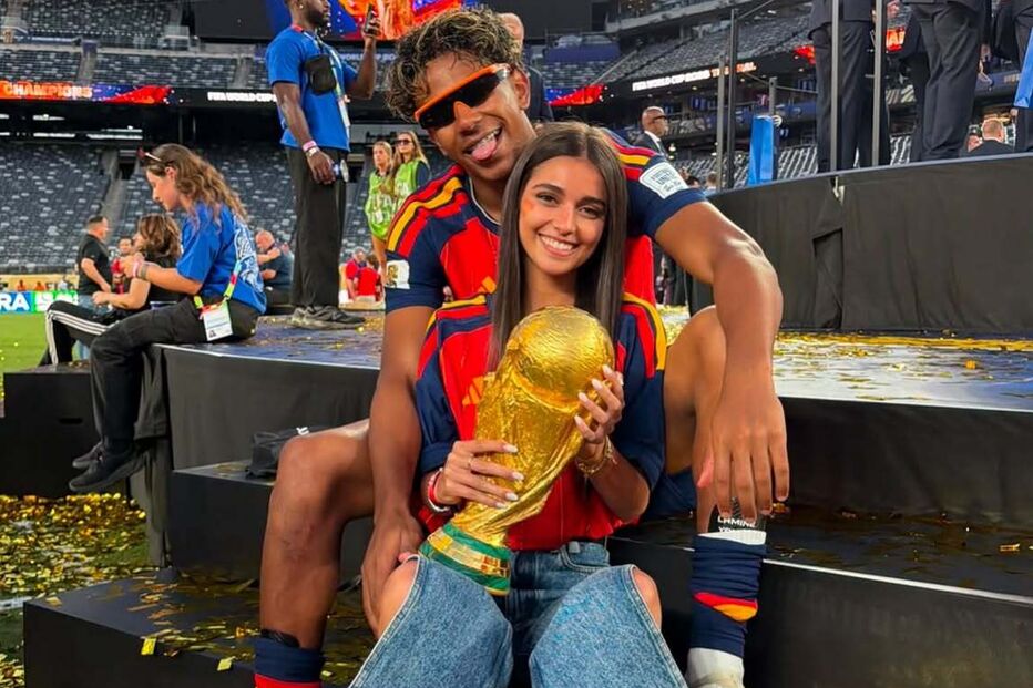 Um casal celebra com o troféu do Campeonato do Mundo de Futebol