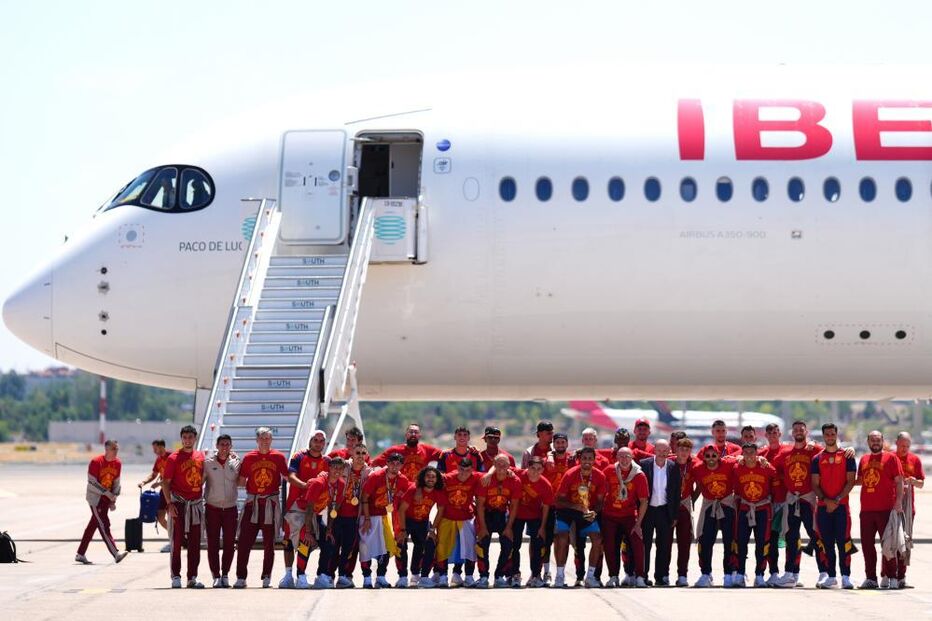Seleção espanhola à chegada a Madrid após vencer Mundial