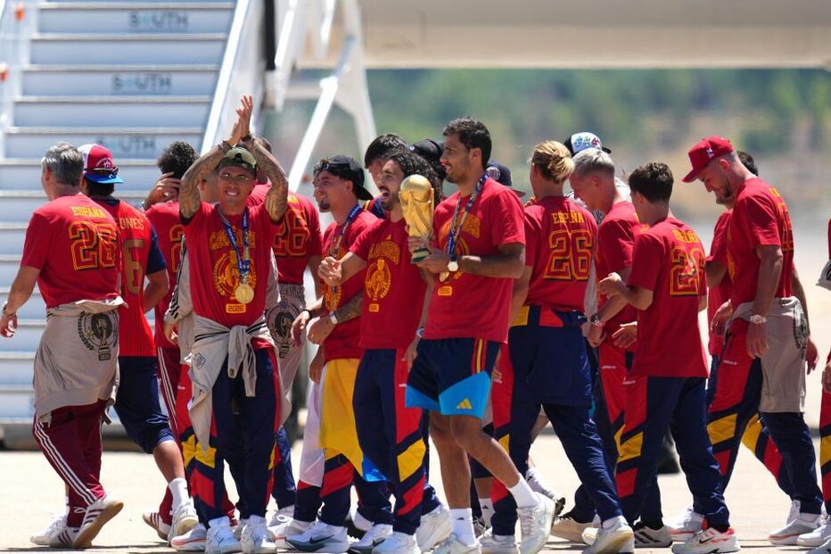 Seleção espanhola à chegada a Madrid após vencer Mundial
