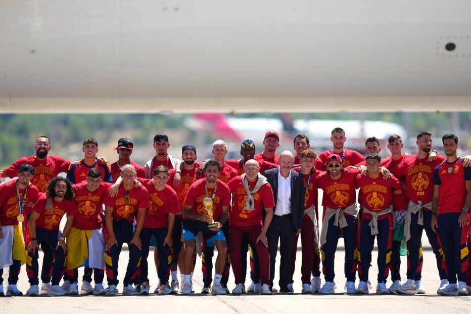 Seleção espanhola à chegada a Madrid após vencer Mundial