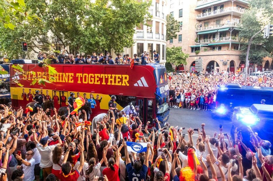 Mais de um milhão de pessoas nas ruas de Madrid saúdam campeã Espanha