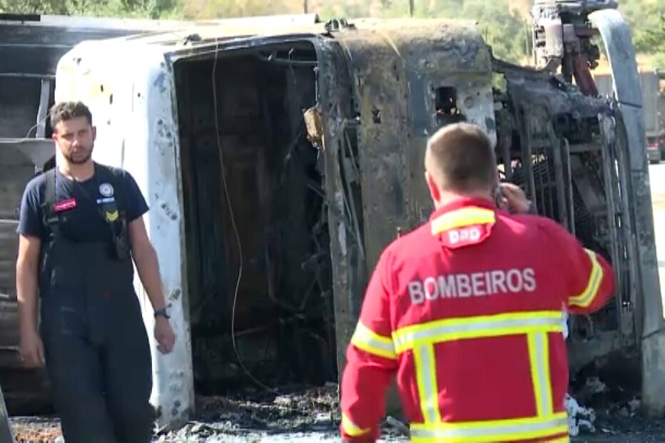 Despiste de camião seguido de incêndio corta estrada nacional em Serpa