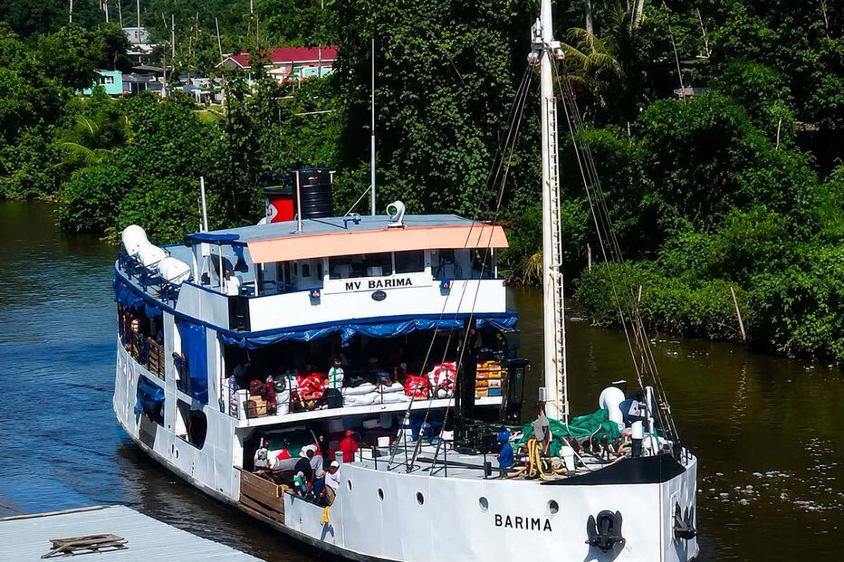 O navio MV Barima, construído em 1939, naufraga na Guiana com 177 pessoas a bordo