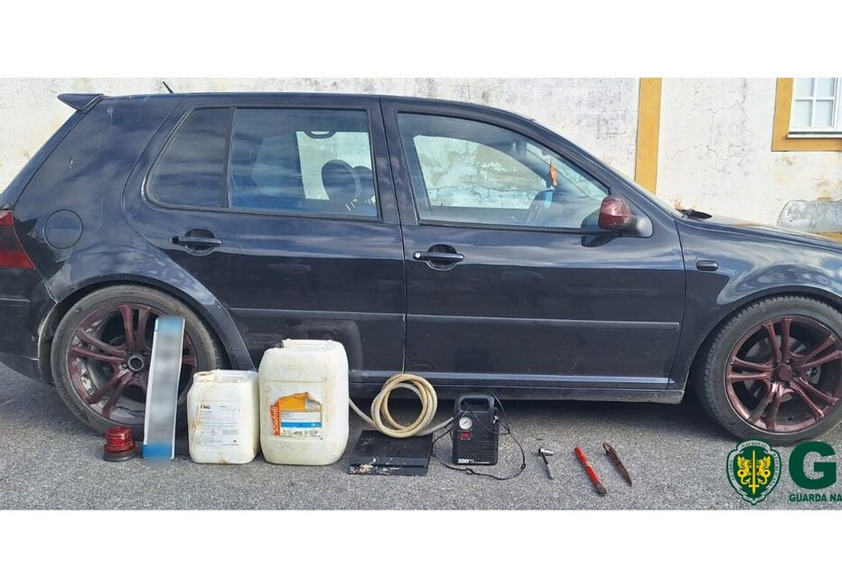 Carro apreendido pela GNR com bidões, mangueira e ferramentas