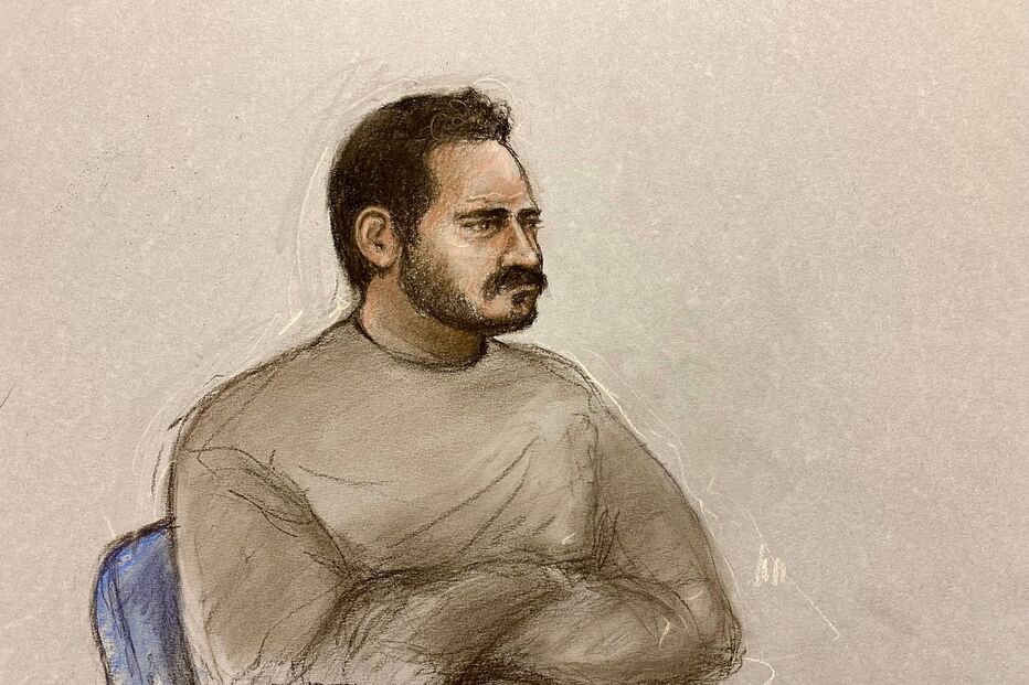 Este esboço da desenhista judicial Elizabeth Cook mostra Joshua Kerry, de 28 anos, a comparecer no Tribunal de Magistrados de Westminster, em Londres, na terça-feira, 21 de julho de 2026, acusado do homicídio da deputada Ann Widdecombe