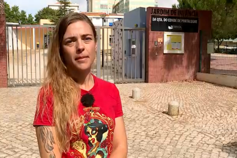 “Não tem as devidas condições”: alunos da Escola Básica Quinta do Conde de Portalegre têm aulas em contentores