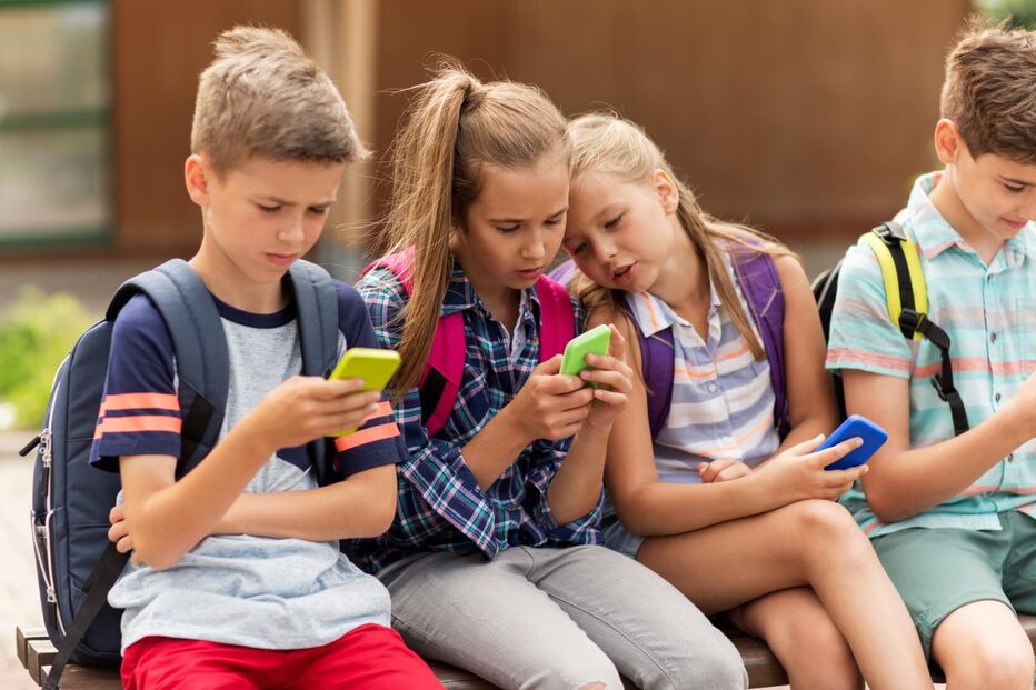 Telemóveis, crianças, menores, redes sociais xxx