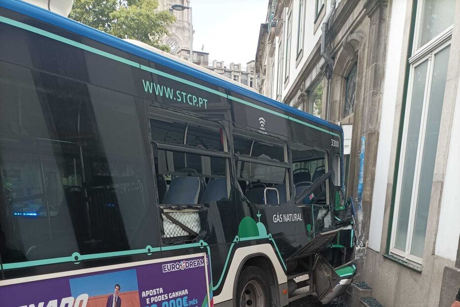 Autocarro sem condutor choca contra edifício no Porto