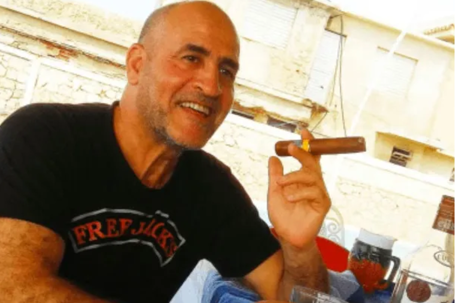 Jeff Epstein com charuto e bebida, em ambiente informal
