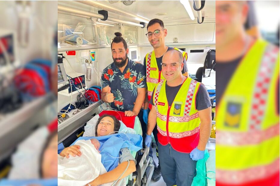 Os bombeiros João Abrantes e Wilson Furtado com os pais e a bebé dentro da ambulância onde foi realizado o parto