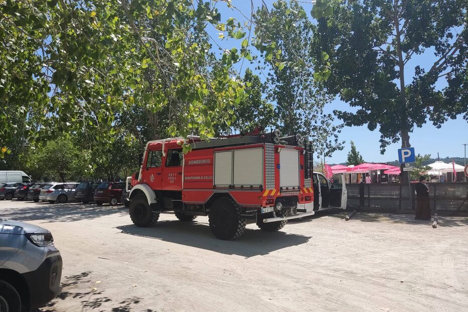 Viatura dos Bombeiros de Montemor-o-Velho na praia fluvial de Ereira