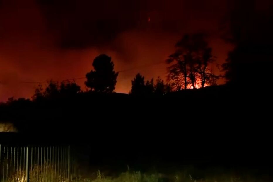 Casas em risco e IC5 cortado: incêndio em Alijó mobiliza mais de 400 operacionais