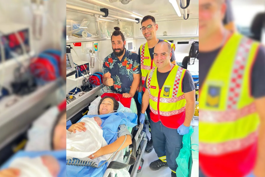 Os bombeiros João Abrantes e Wilson Furtado com os pais e a bebé dentro da ambulância onde foi realizado o parto