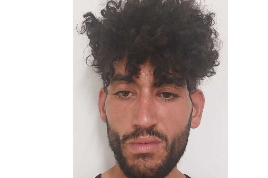 Homem com cabelo encaracolado e barba, visto de perto