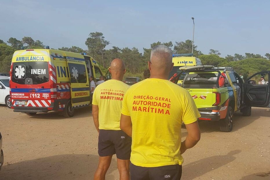 Salva-vidas na Praia do Cabeço, Vila Real de Santo António, após vítima ser retirada da água