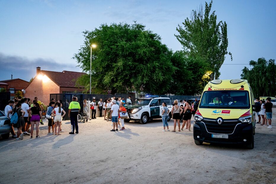 Pessoas retiradas do município de Aldea del Fresno chegam ao centro desportivo de Villamanta, Madrid, Espanha 