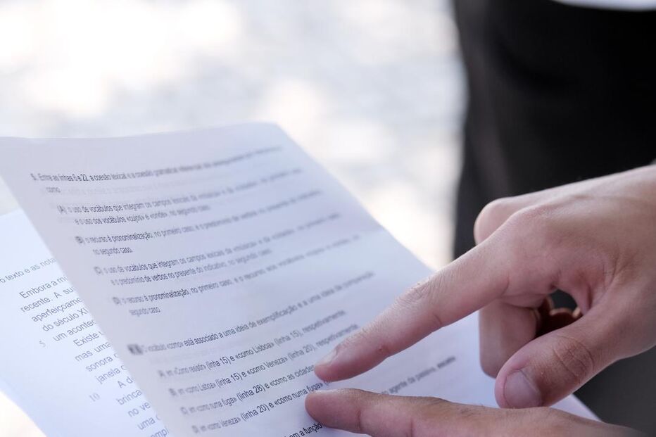 Estudantes analisam questionário em sala de aula