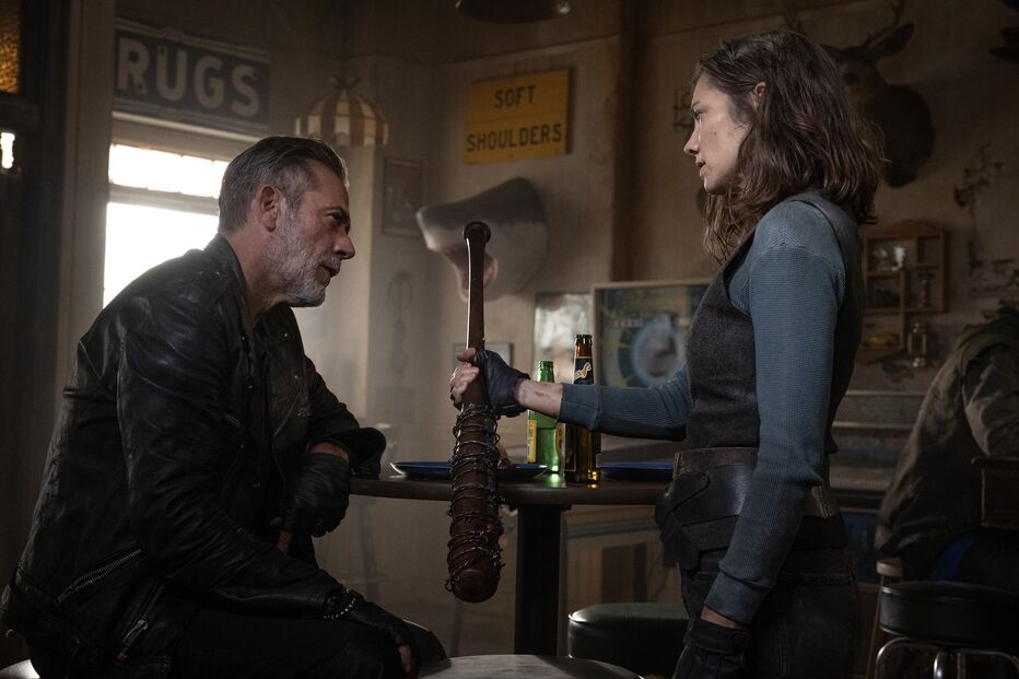 Negan e Maggie encaram-se num bar com Lucille