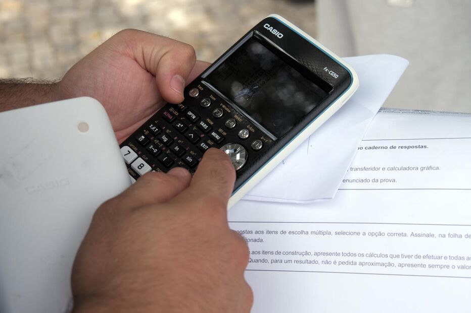 Aluno utiliza calculadora gráfica para exame de matemática