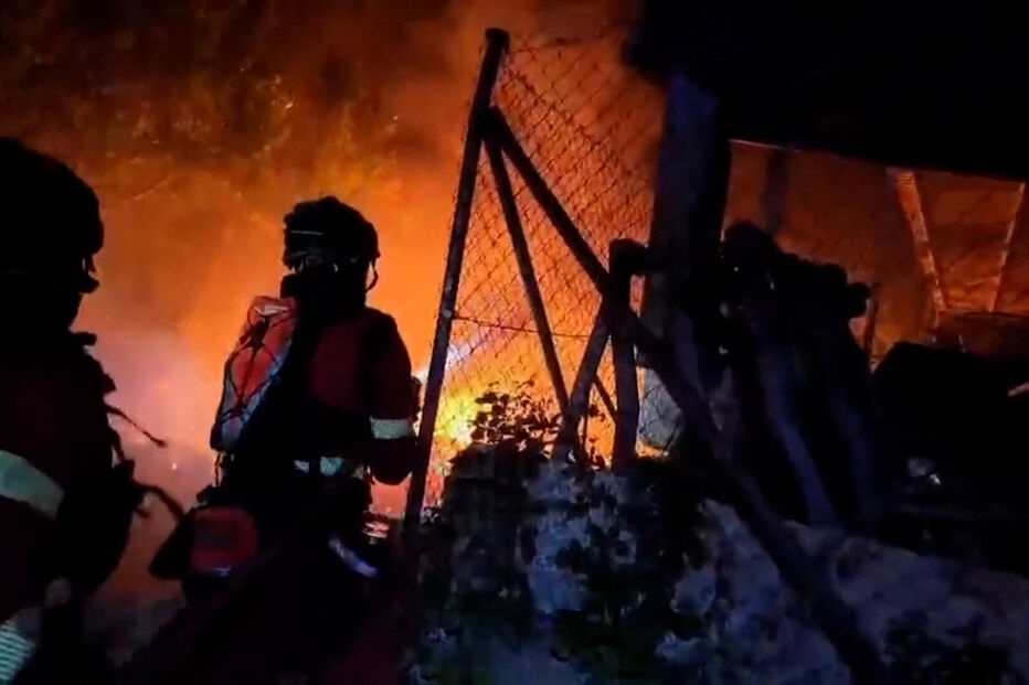 Bombeiros combatem incêndios florestais em Madrid e Ávila, Espanha