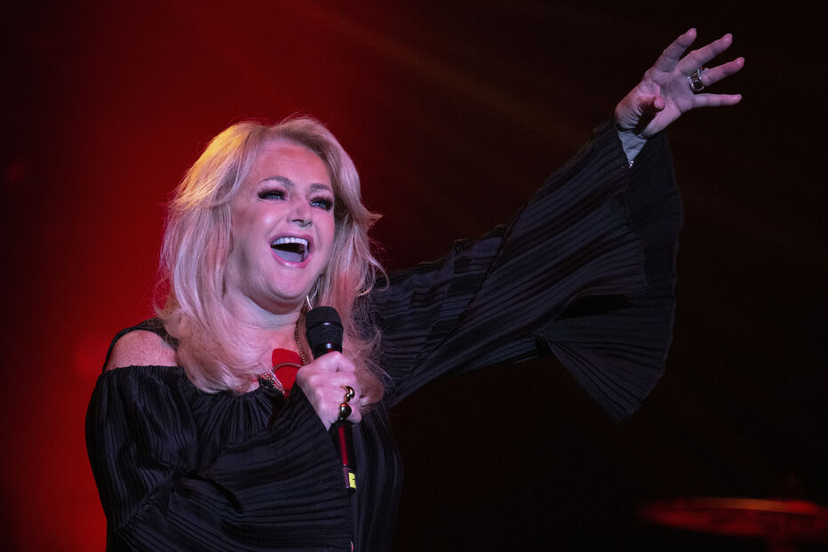 Bonnie Tyler canta num palco com iluminação vermelha