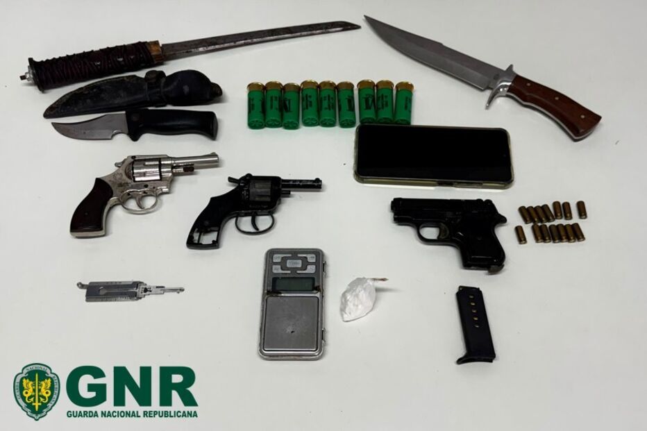 Traficante apanhado com droga e armas