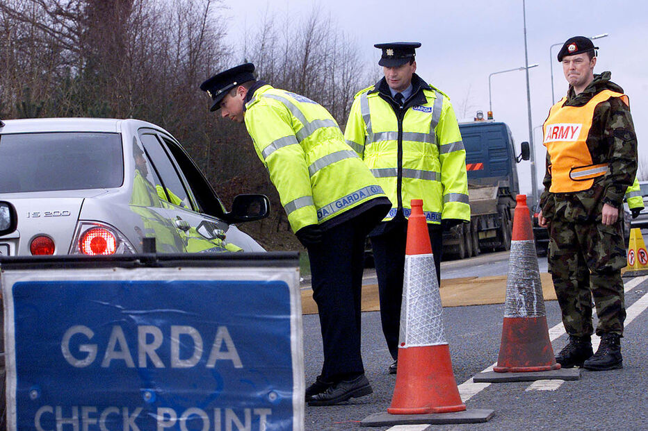 Um carro com uma bomba pronta a explodir foi intercetado, esta quarta-feira, a caminho de um ataque na Irlanda do Norte