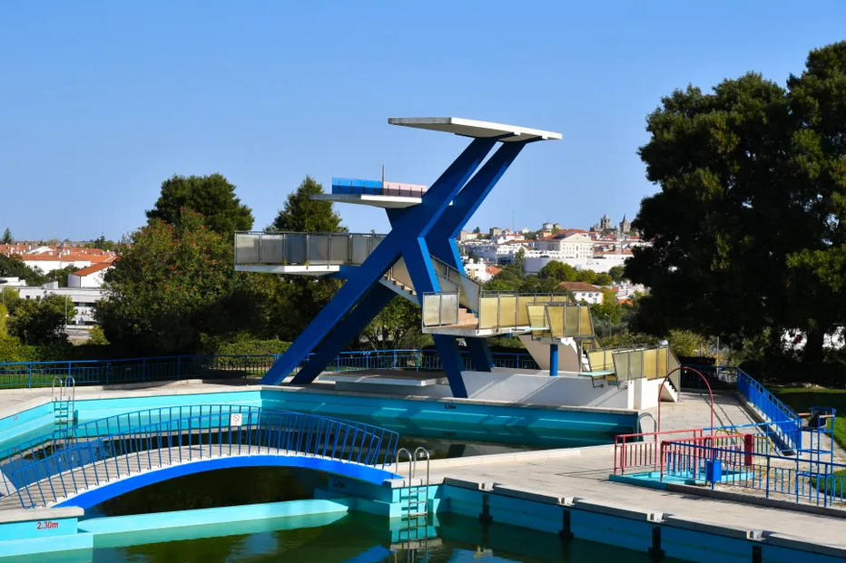 Autarquia de Évora anunciou, esta sexta-feira, que as piscinas municipais continuam fechadas após deteção de bactéria