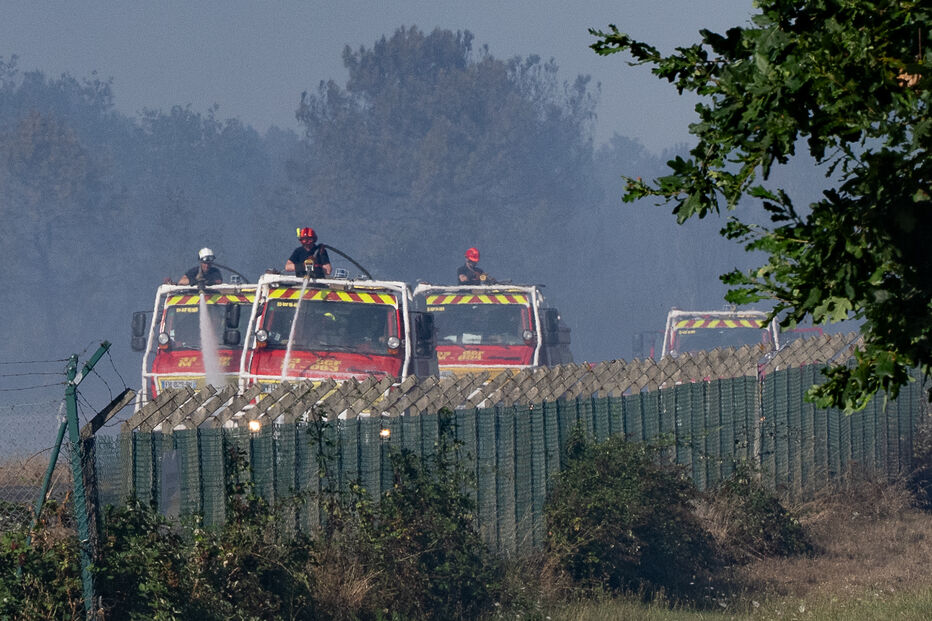 Bombeiros combatem incêndio em França