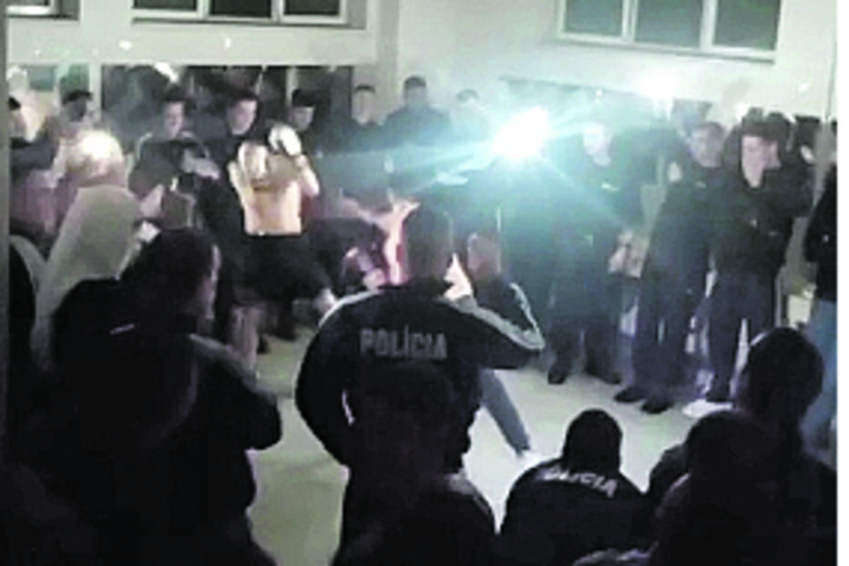 Imagens de combates ilegais entre alunos captadas na Escola Prática  da PSP em Torres Novas