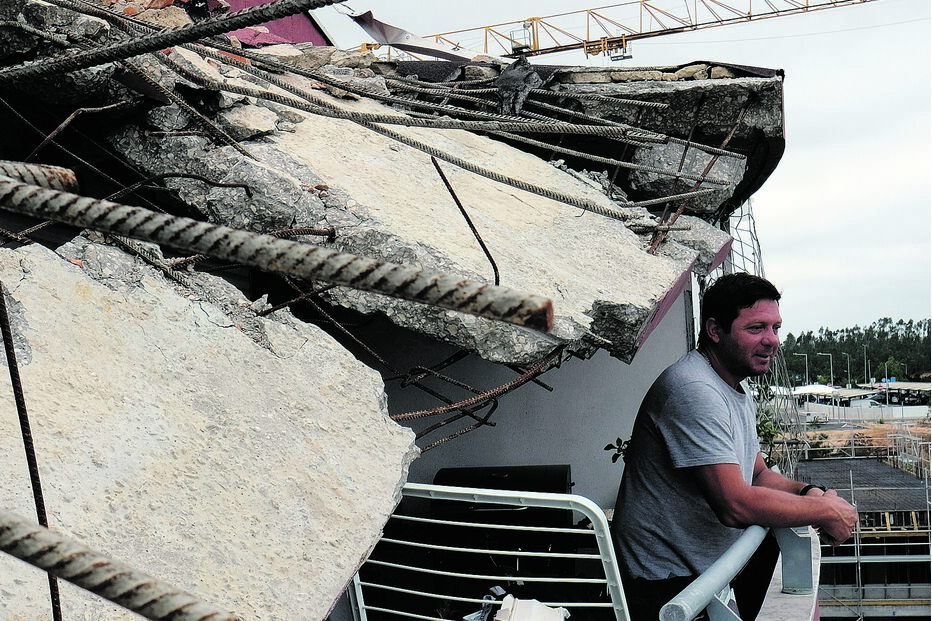 Bruno Cézar  na varanda por reparar. Foi destruída por uma grua