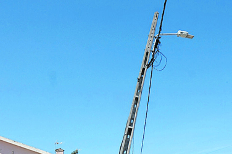 Postes sem luz continuam por remover de ruas da freguesia
