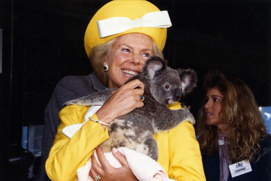Duquesa de Kent com um koala em imagem de arquivo
