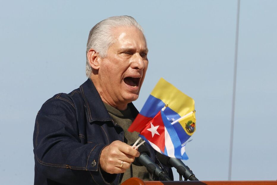 Miguel Díaz-Canel discursa com bandeiras de Cuba e Venezuela