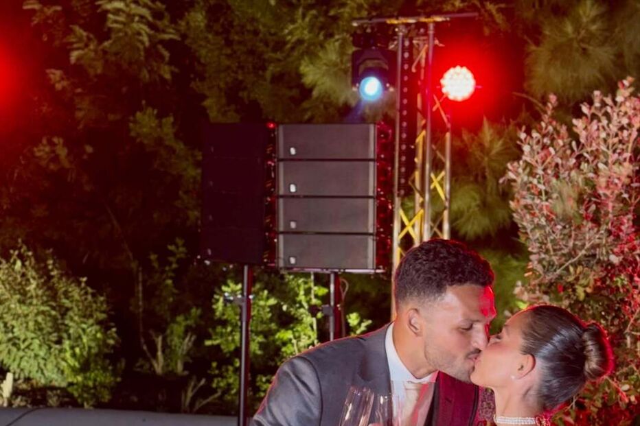 Gonçalo Ramos e a sua noiva celebram o amor com um brinde