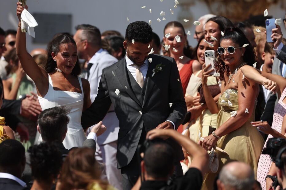 Casal celebra casamento com chuva de pétalas
