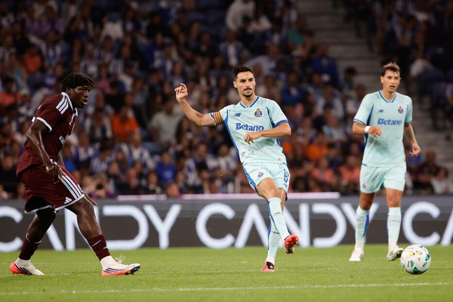 Eustáquio jogou uns minutos na apresentação frente ao Aston Villa