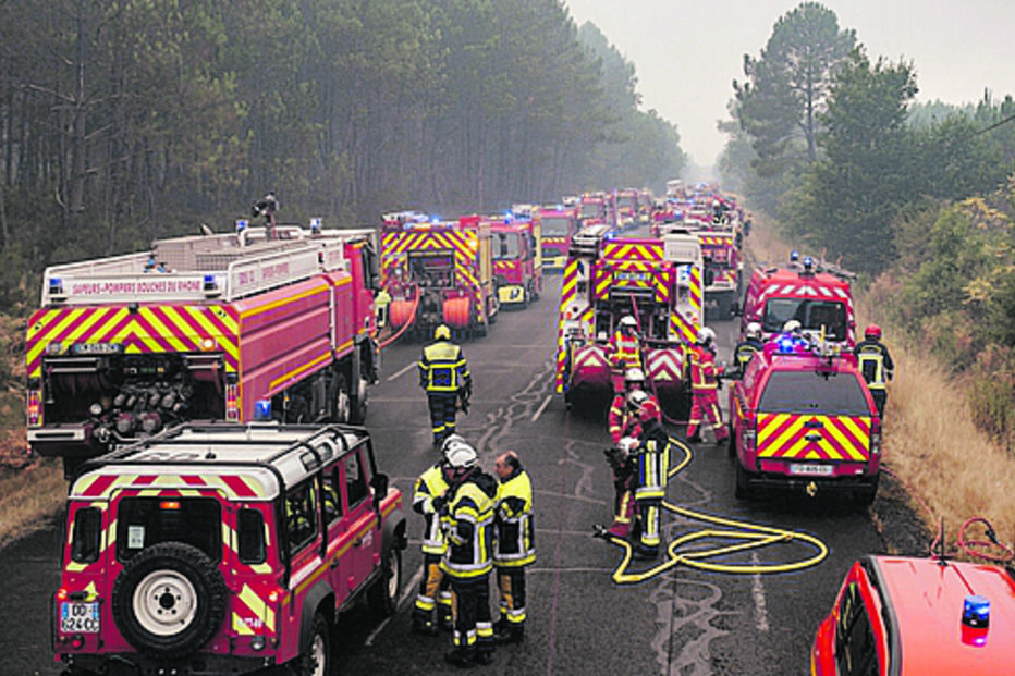 1Dezenas de bombeiros preparam equipamentos para combater chamas